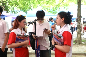 SINH VIÊN NGÀNH THƯƠNG MẠI ĐIỆN TỬ THAM GIA NGÀY HỘI LỰA CHỌN NGUYỆN VỌNG 2025